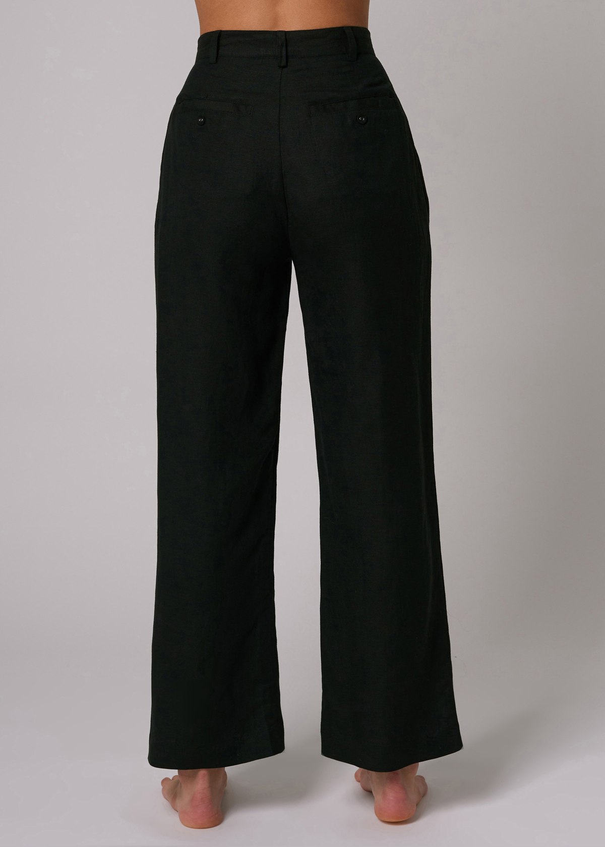 The Rolla's Jeans Chloe Pleat Linen pant: 80s menswear inspired black linen blend pants with a high rise waist, pleated front, and relaxed ankle length leg.