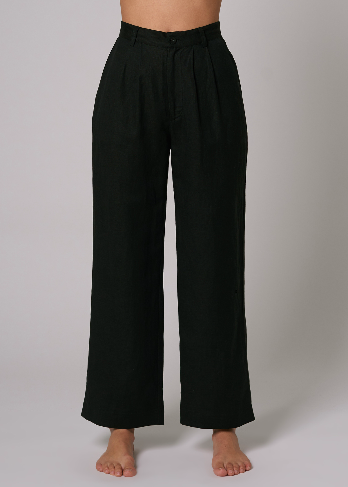 The Rolla's Jeans Chloe Pleat Linen pant: 80s menswear inspired black linen blend pants with a high rise waist, pleated front, and relaxed ankle length leg.