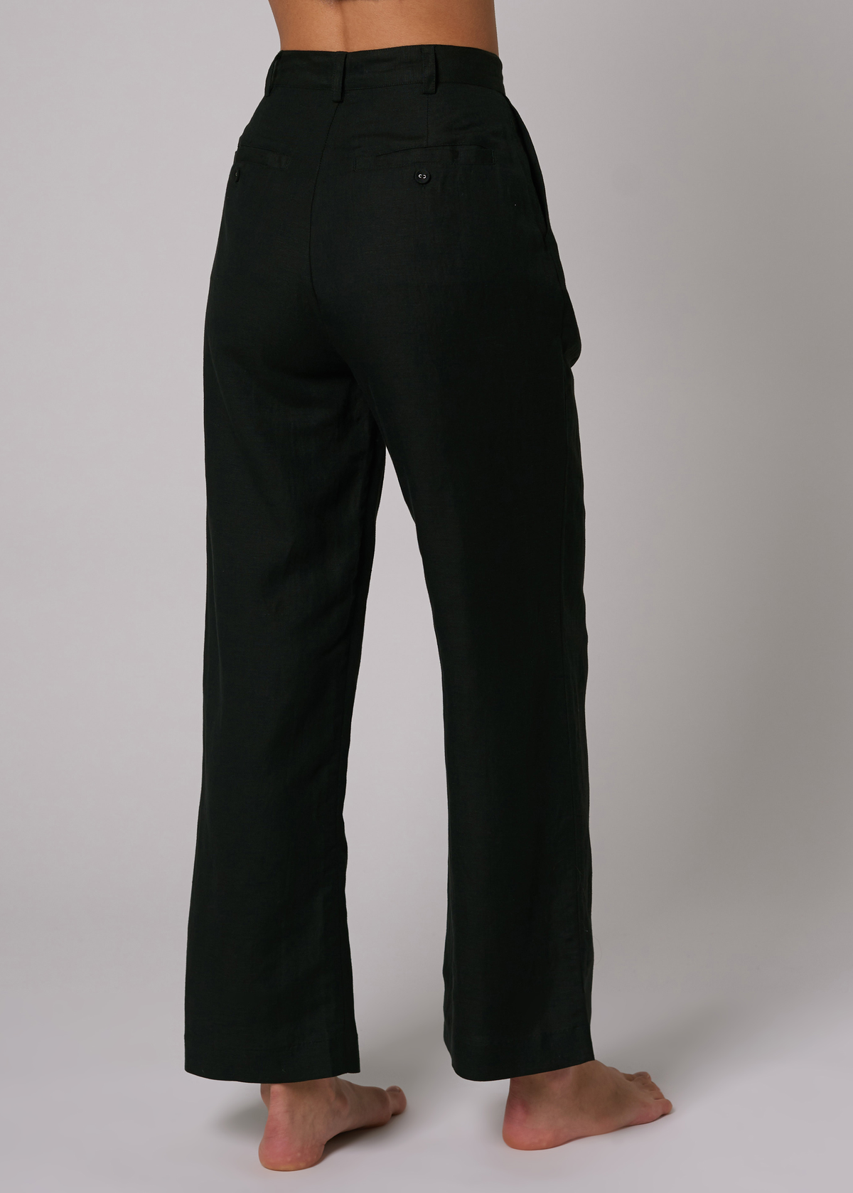The Rolla's Jeans Chloe Pleat Linen pant: 80s menswear inspired black linen blend pants with a high rise waist, pleated front, and relaxed ankle length leg.