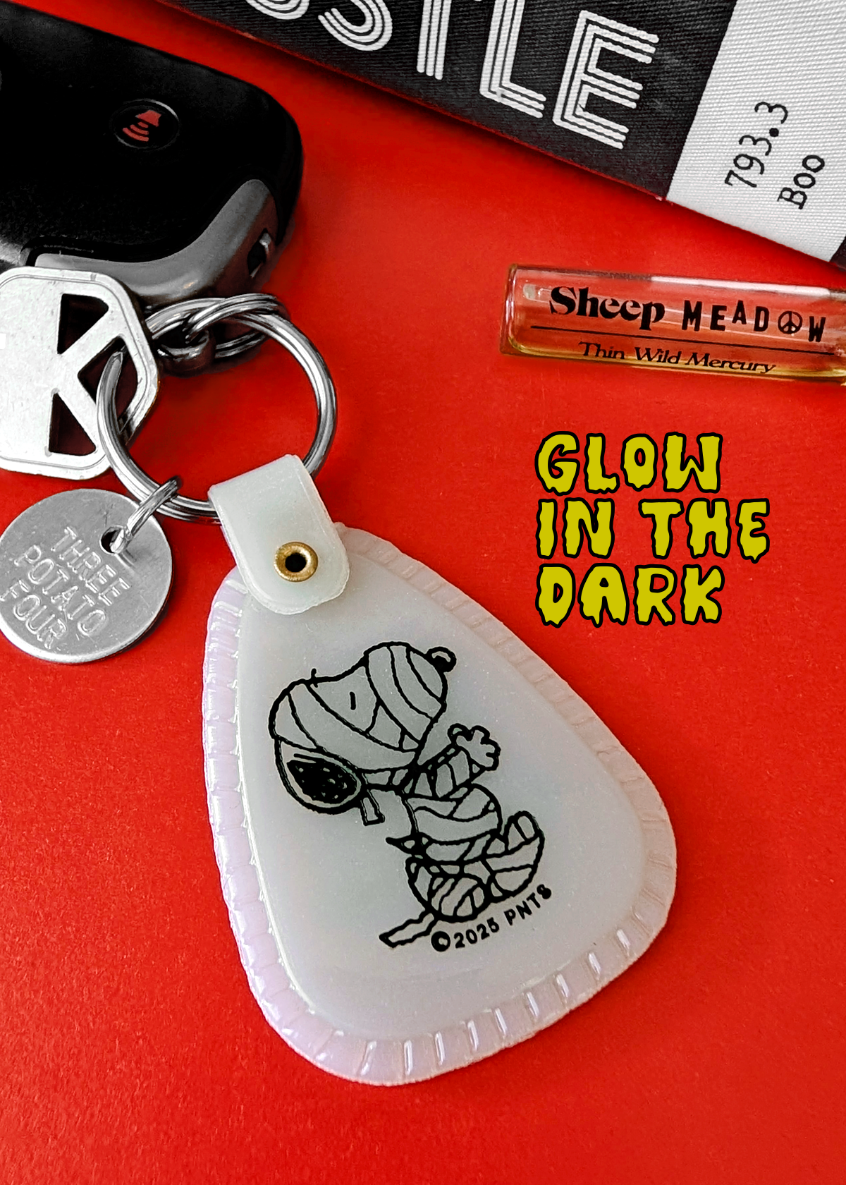 Snoopy Mummy *Glow in the Dark* Saddle Keychain