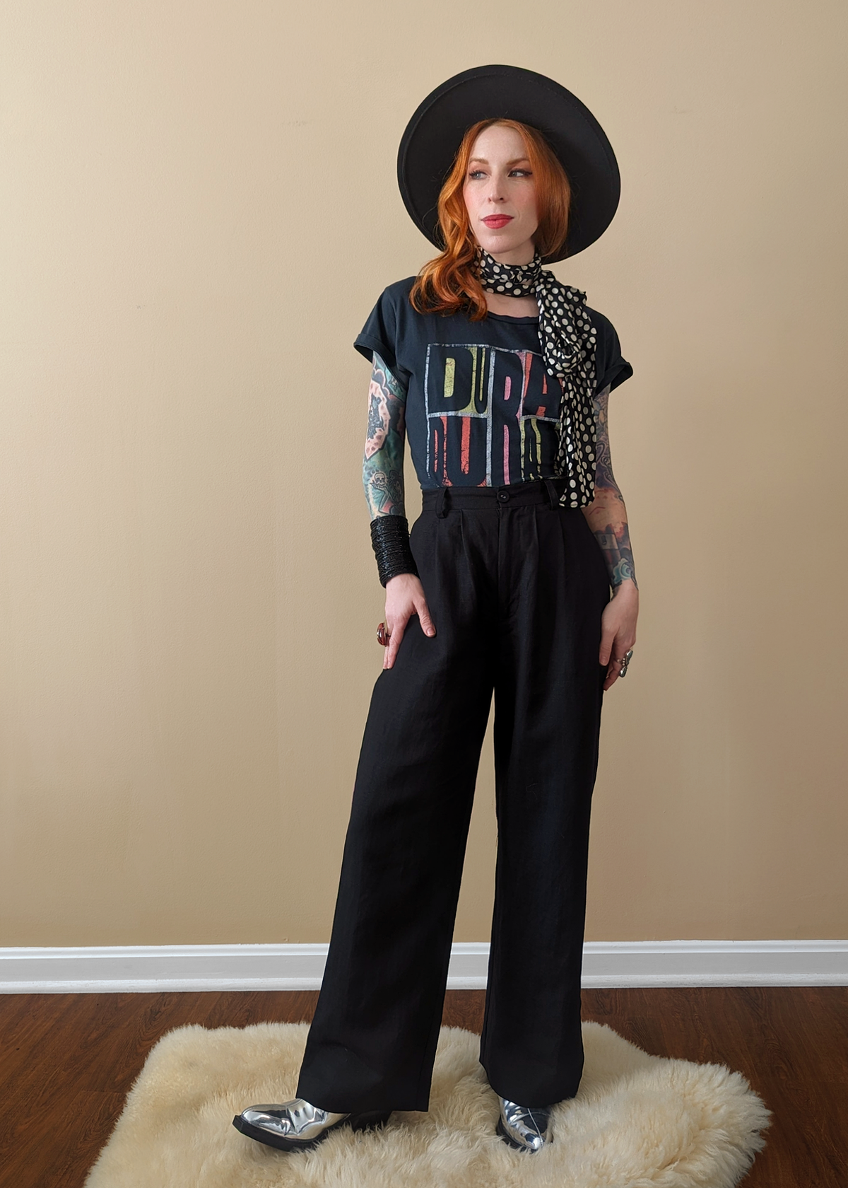The Rolla's Jeans Chloe Pleat Linen pant: 80s menswear inspired black linen blend pants with a high rise waist, pleated front, and relaxed ankle length leg. 