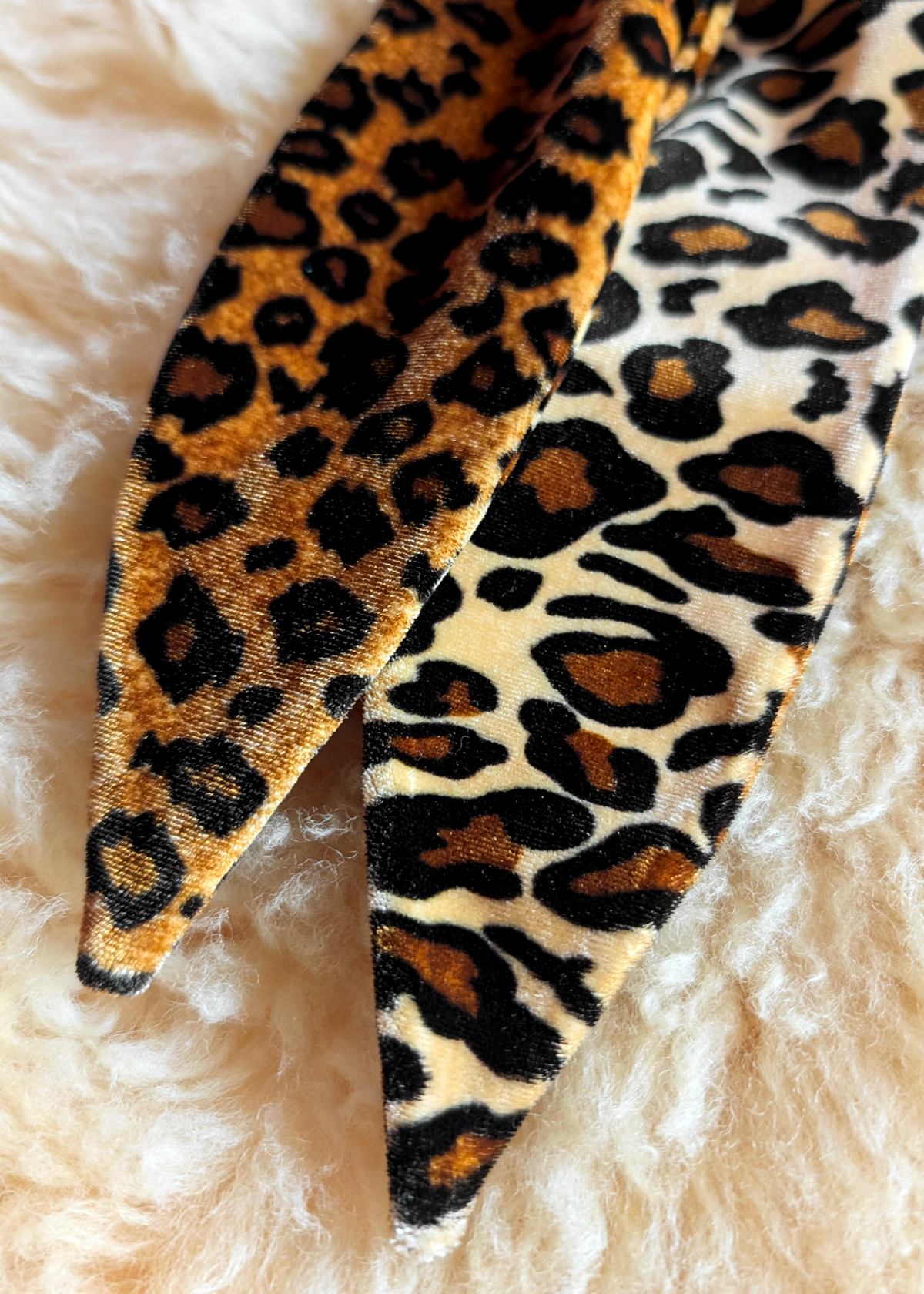 Details of contrasting leopard print patterns on the velvet scarf 