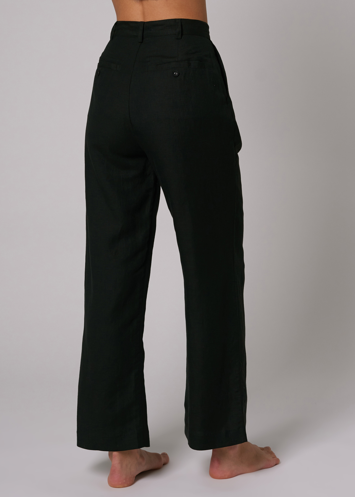 The Rolla's Jeans Chloe Pleat Linen pant: 80s menswear inspired black linen blend pants with a high rise waist, pleated front, and relaxed ankle length leg. 