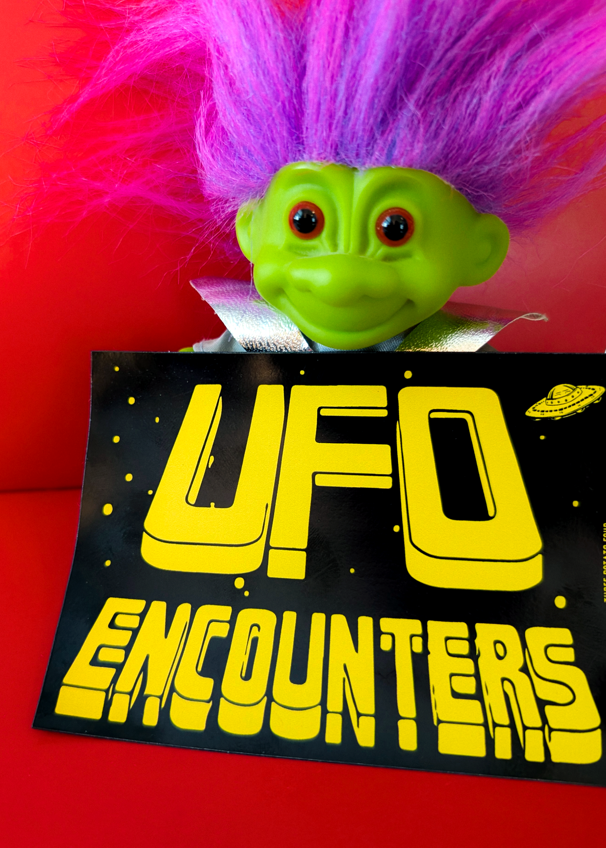 UFO Encounters Oversized Magnet