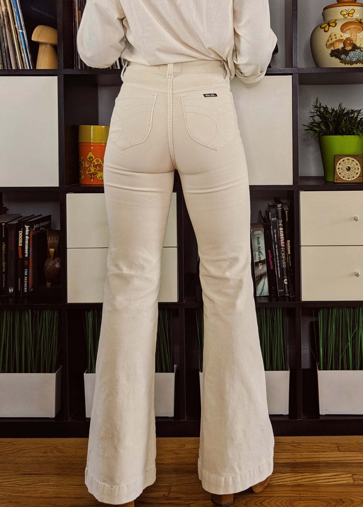 The Vanilla Cream Eastcoast Corduroy Flares by Rolla's Jeans. 70s inspired and features a high Rise waist, bell bottom leg, all in a vanilla cream corduroy