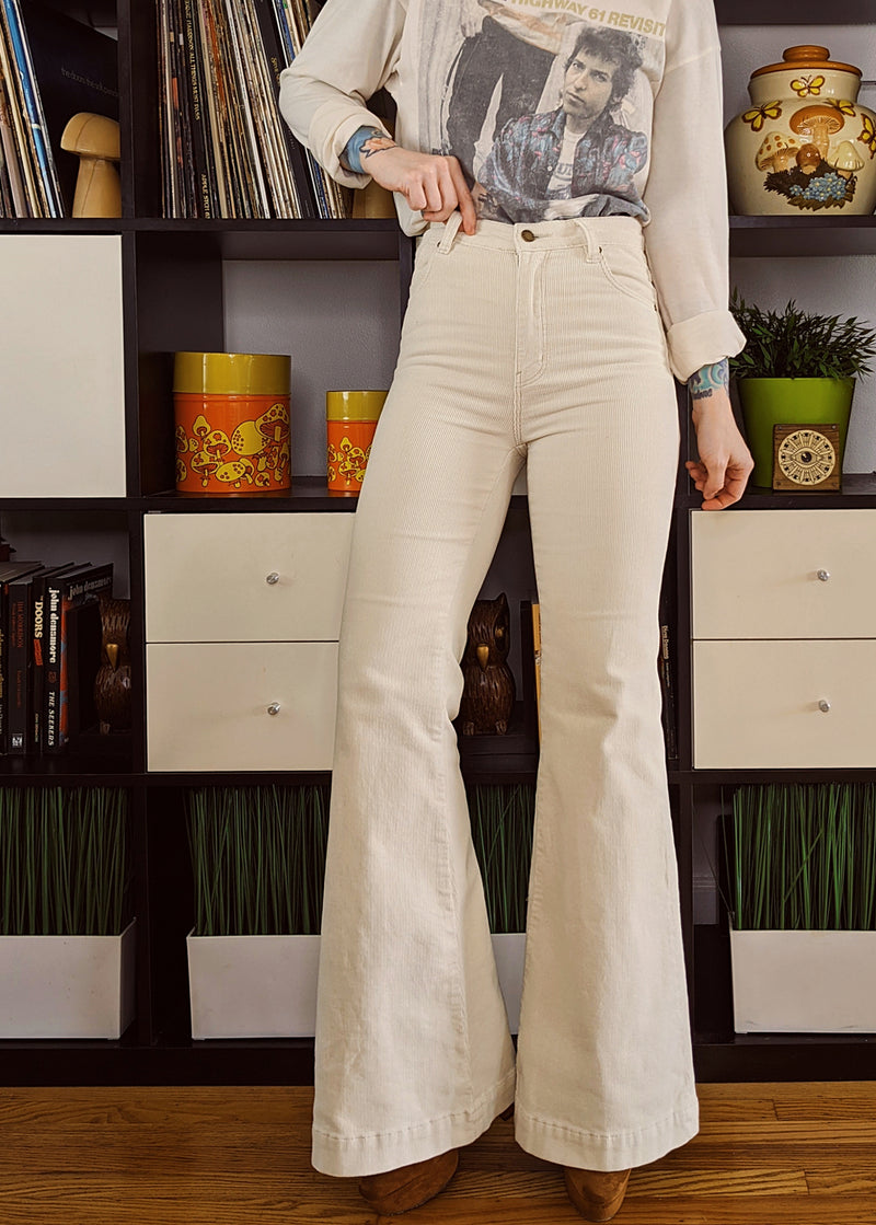 The Vanilla Cream Eastcoast Corduroy Flares by Rolla's Jeans. 70s inspired and features a high Rise waist, bell bottom leg, all in a vanilla cream corduroy